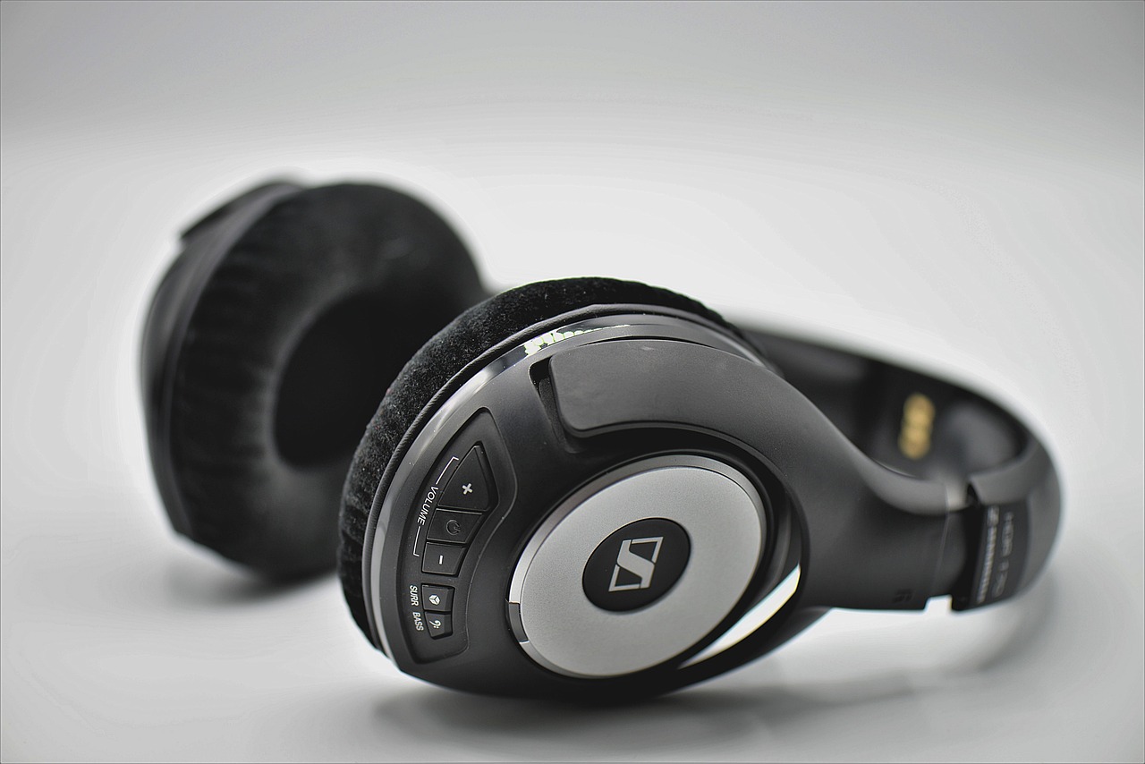 Sennheiser RS 175 Digitales Funkkopfhörersystem (Schwarz - Over-Ear - Bass Boost - Surround Sound)