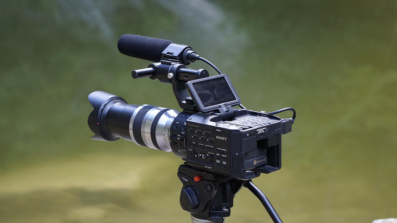 Sony NEX-FS700R Profi-Camcorder inkl. 18-200mm Zoom-Objektiv (Schwarz - 4K Exmor Super 35mm Sensor - High-Speed)