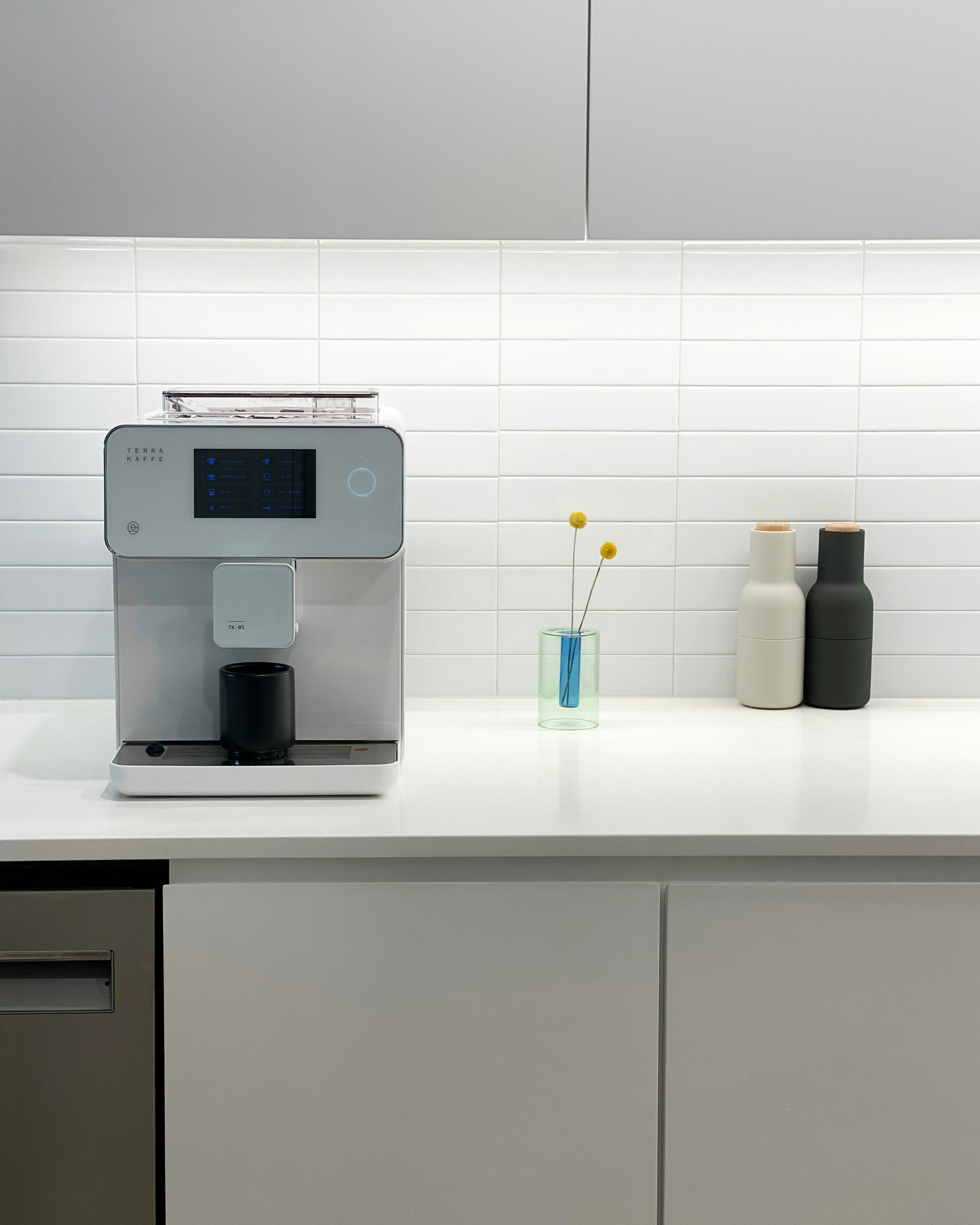 Terra Kaffe TK-01 Kaffeevollautomat (Weiß - Touchscreen - Mahlwerk - Milchschaumsystem - Smart Home fähig)